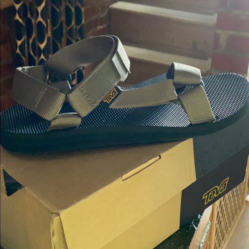 New Teva  Men’s size 9/ women’s 11 Grey